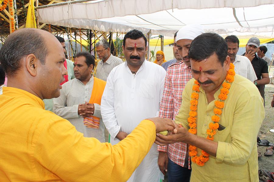 Parshad from Ward No. 85 of Bhopal Nagar Nigam, Chhan Shri Kamta Patidar Ji receiving Prasad from Vedic Pundits at Shri Sahasrachandi Mahayagya Mandap. 